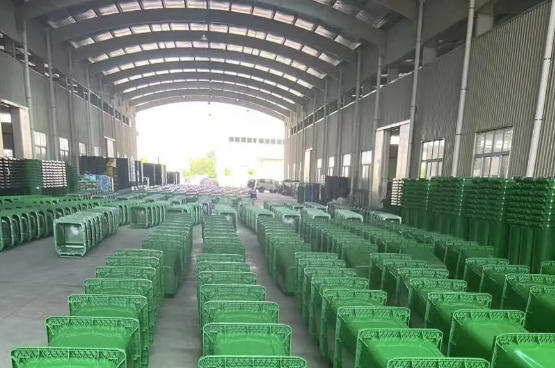 我公司一批240升塑料垃圾桶送往山東青島市市北區(qū)